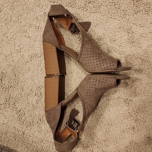 Universal thread goods co tan suede heels - Picture 7 of 7